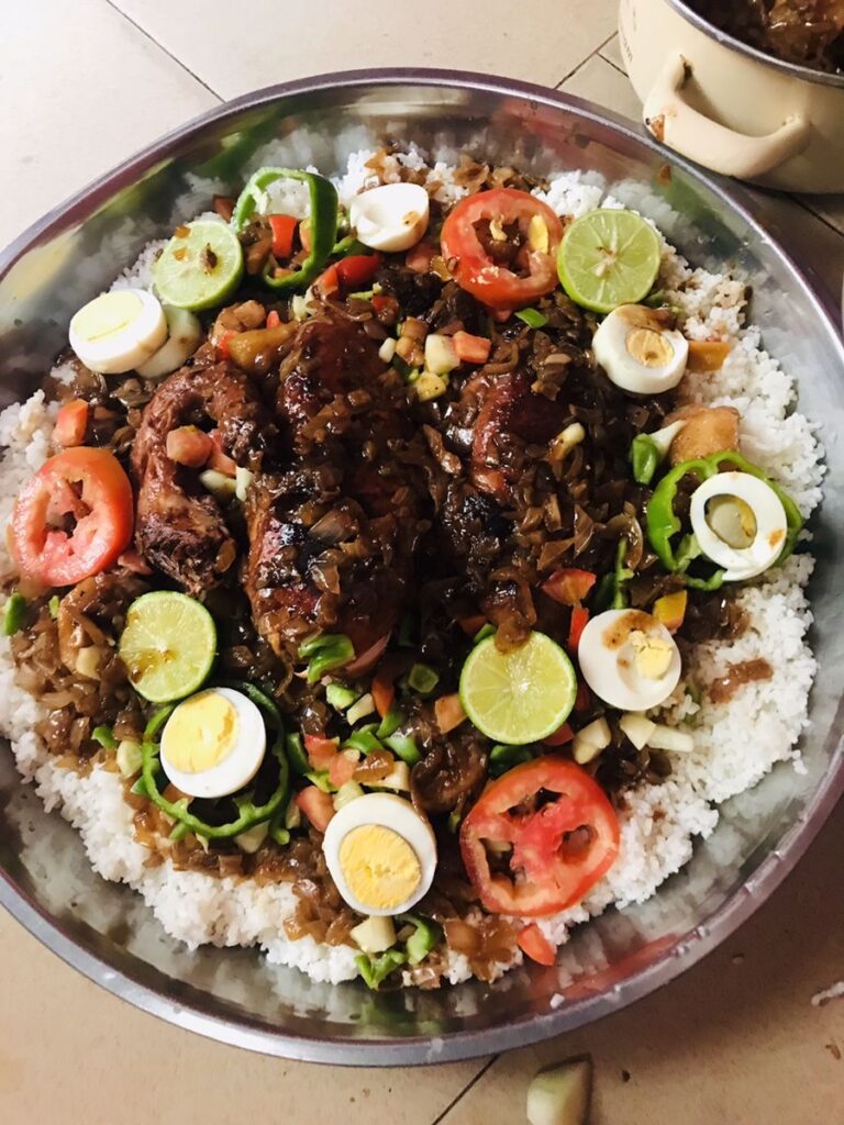 Yassa poulet : riz blanc, poulet mariné aux oignons confits, œufs, tomates et citron vert