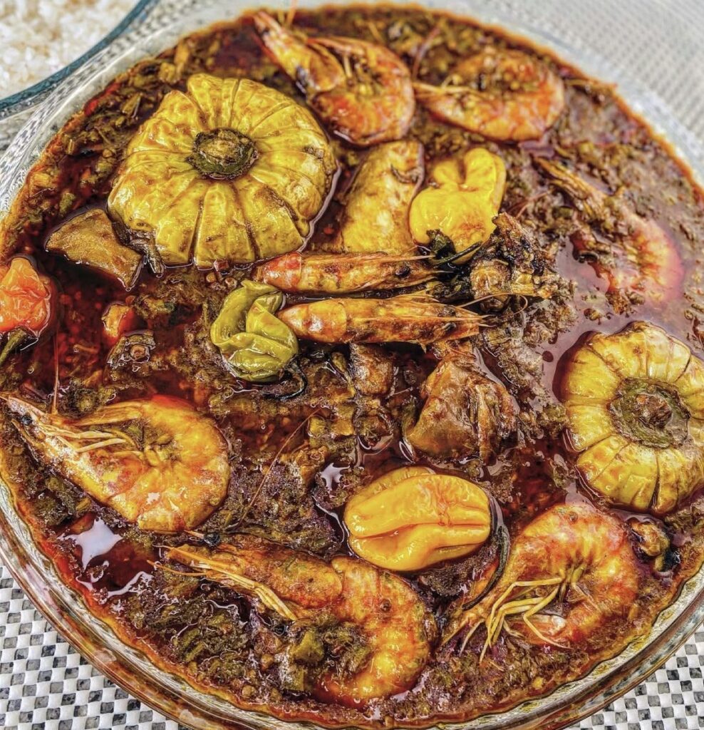 Soupou kandia : sauce gombo à l'huile de palme garnie de gambas et de légumes