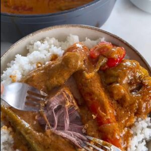 Mafé : viande mijotée dans une sauce à l'arachide avec gombos et poivrons, servi sur du riz blanc