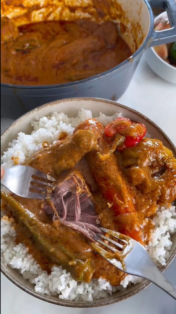 Mafé : viande mijotée dans une sauce à l'arachide avec gombos et poivrons, servi sur du riz blanc