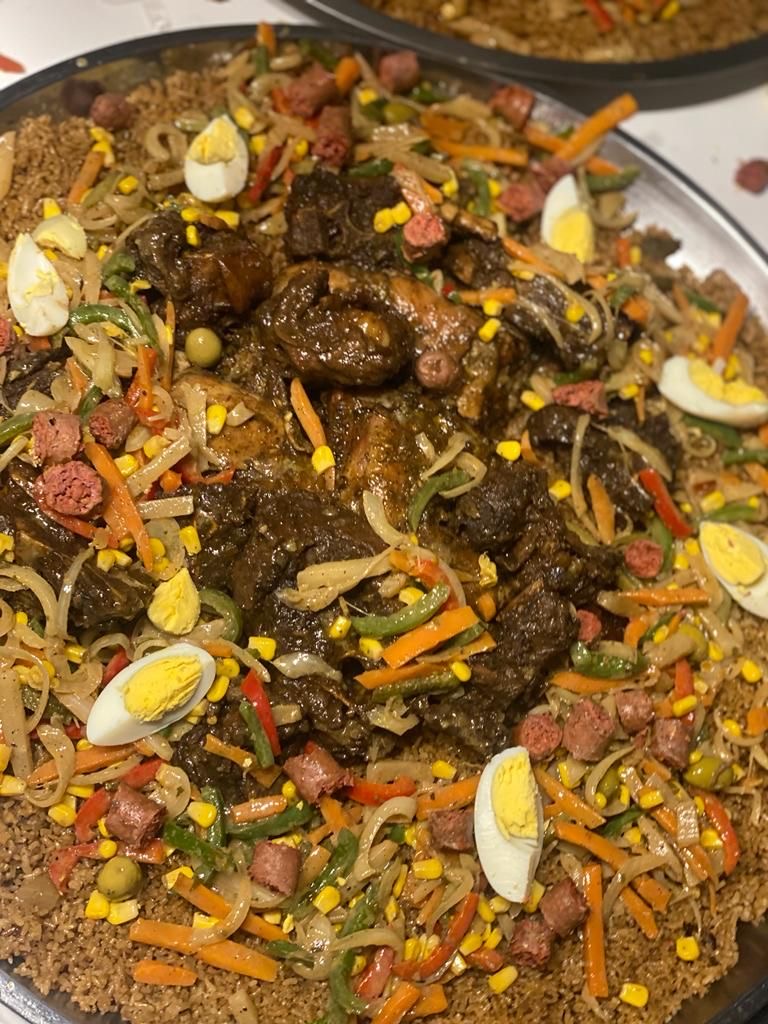 Thiébou yapp : riz à la viande garni de légumes, œufs durs, olives et merguez