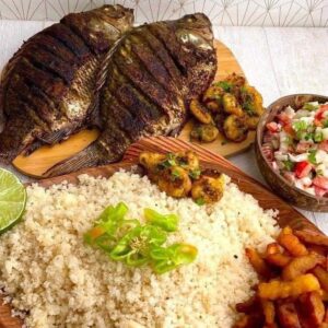 Attiéké et poissons grillés, gambas, crudités et bananes plantain
