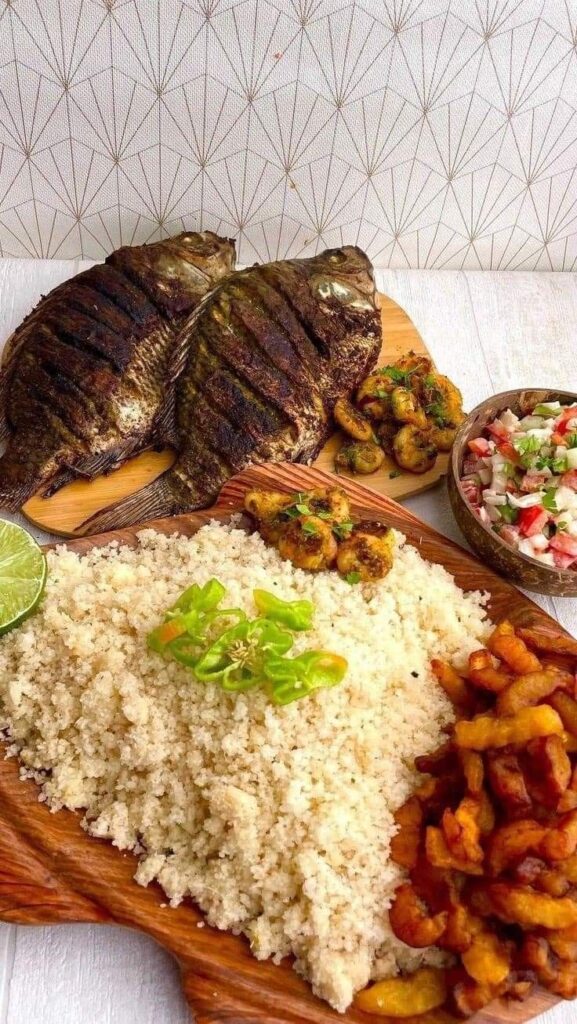 Attiéké et poissons grillés, gambas, crudités et bananes plantain